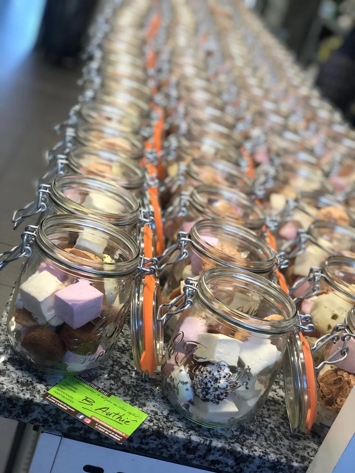 Bocaux de guimauves et de confiseries