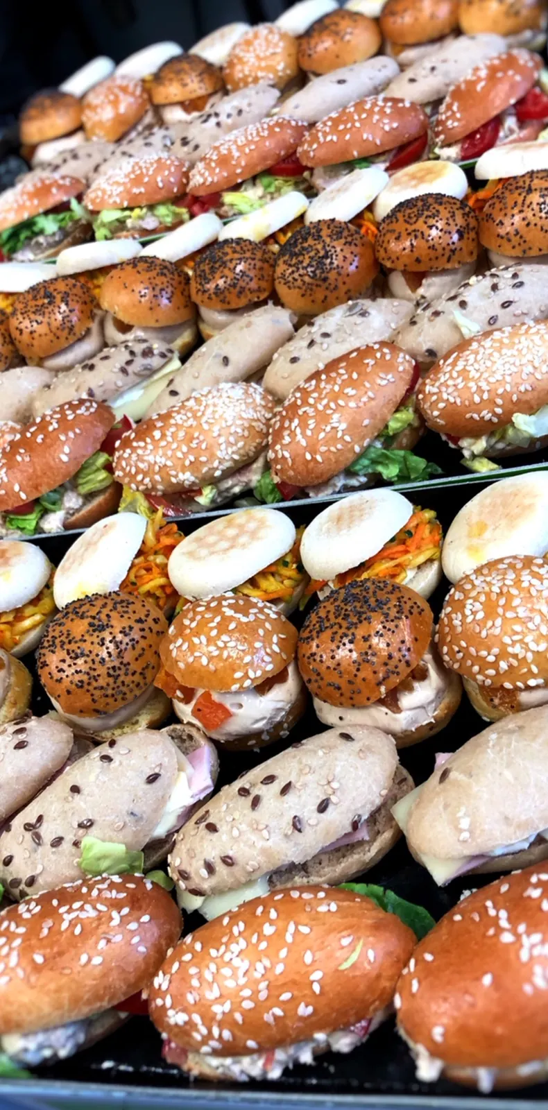Mini burgers et bouchées salées de la maison